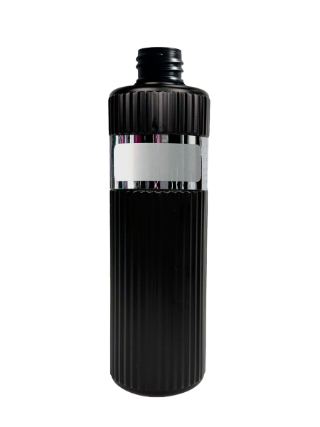 Leere 500ml PE Flasche in schwarz.
